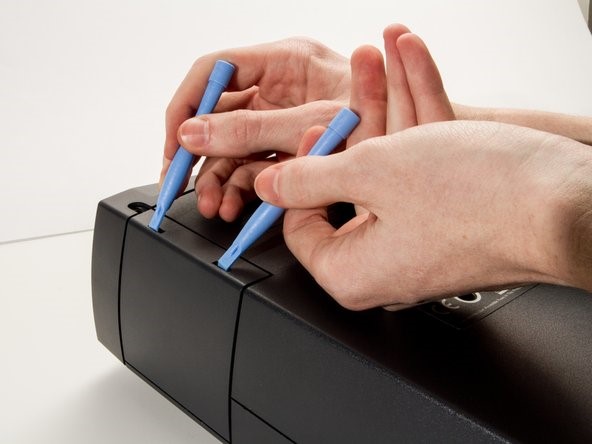 درآوردن پوشش لامپ پروژکتور