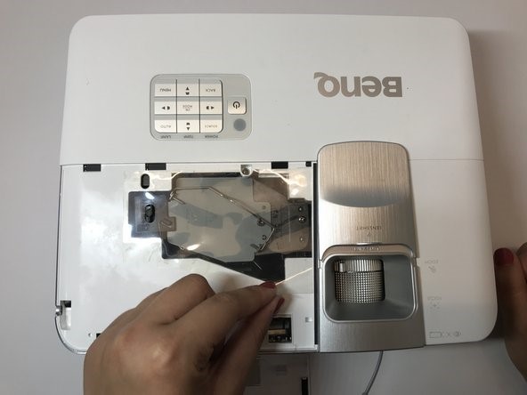 باز کردن لایه چسبی محفظه لامپ پروژکتور