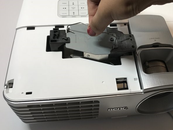 خارج کردن لامپ از پروژکتور