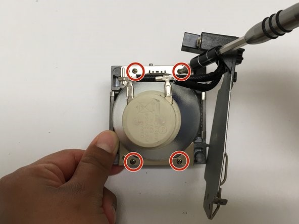 برداشتن پیچ درپوش پروژکتور