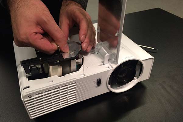 خاموش شدن ناگهانی پروژکتور 